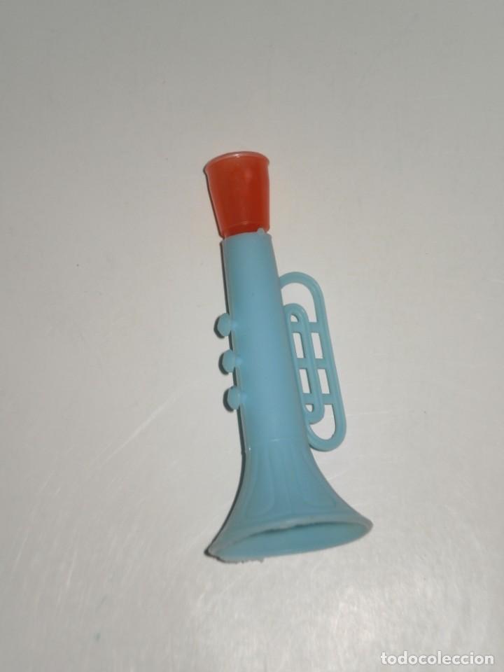 Juguetes antiguos y Juegos de colecci&oacute;n: TROMPETA DE PLASTICO TIPICA DE LOS QUIOSCOS EN LOS A&Ntilde;OS 70/80 . RESTOS DE ALMACEN