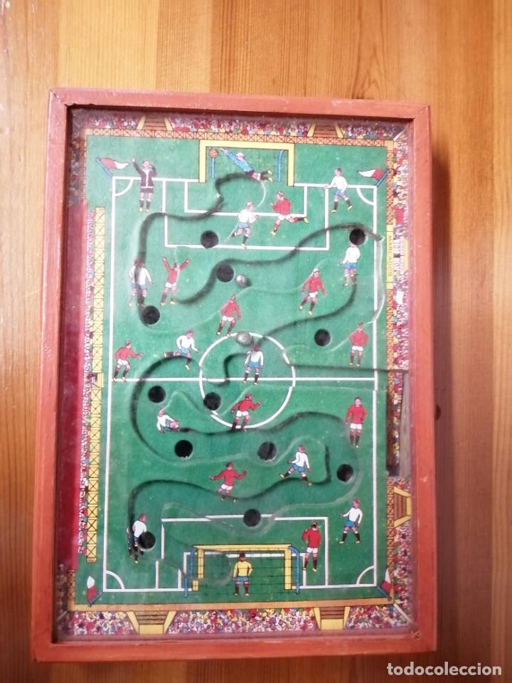 Juguetes antiguos y Juegos de colecci&oacute;n: FUTBOL. Antiguo Juego de habilidad con bolita
