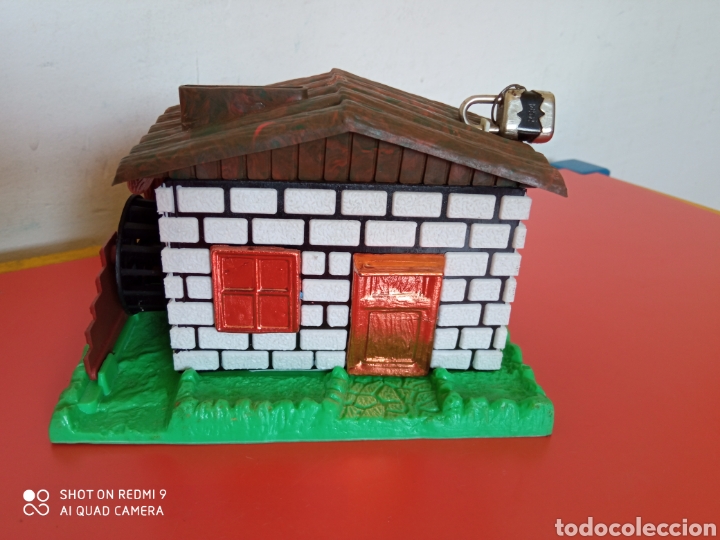 Juguetes antiguos y Juegos de colecci&oacute;n: HUCHA CASA NORIA AGUA CON LLAVE.NACIONAL 70S.NUEVA.