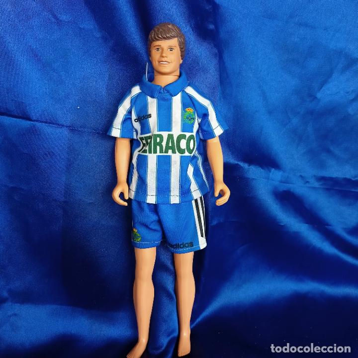 Juguetes antiguos y Juegos de colecci&oacute;n: MU&Ntilde;ECO KEN O SIMILAR FUTBOLISTA CAMISETA Y PANTALON DEL R.C. DEPORTIVO LA CORU&Ntilde;A camiseta feiraco