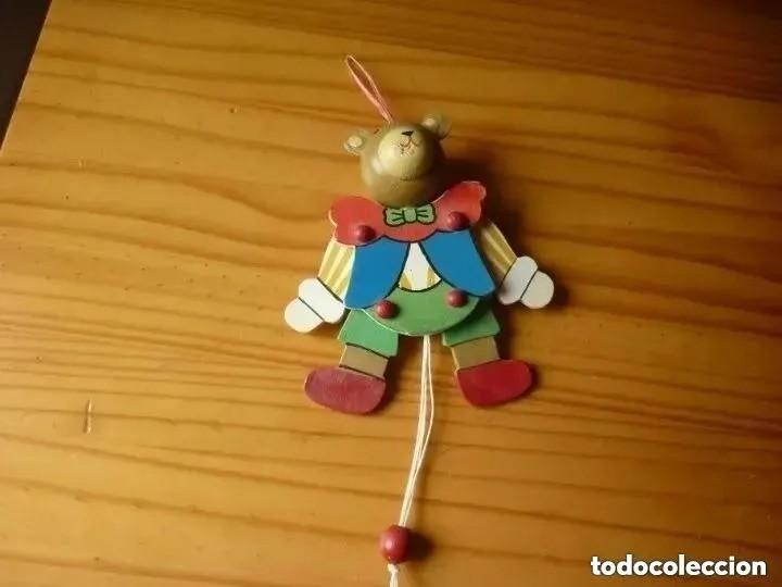 Juguetes antiguos y juegos de colecci&oacute;n: Marioneta de osito de madera - 14 cm