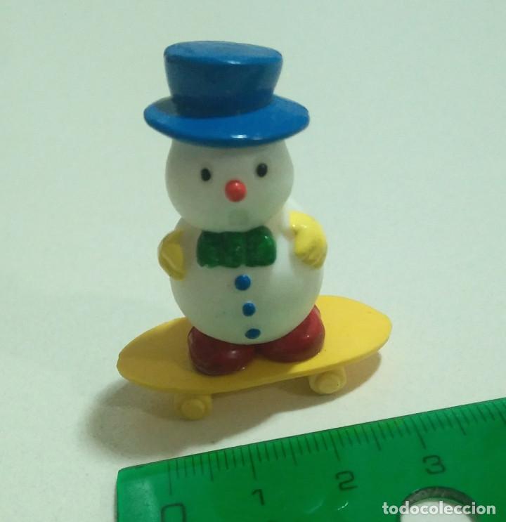 Juguetes antiguos y Juegos de colecci&oacute;n: figura mu&ntilde;eco de nieve snowman mu&ntilde;equito snow man figurita miniatura skate patin skater