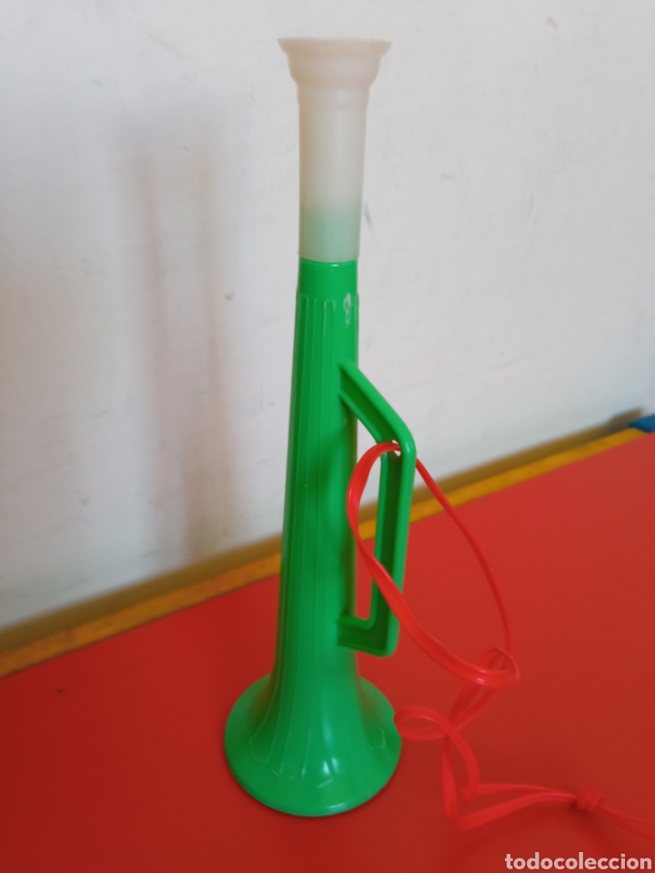 Juguetes antiguos y Juegos de colecci&oacute;n: TROMPETA SONORA VERDE (20 CM). BARATIJA KIOSKO NACIONAL 70S.NUEVA.