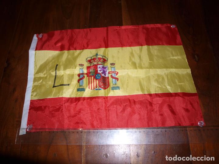 Juguetes antiguos y Juegos de colecci&oacute;n: BANDERA BANDERIN DE ESPA&Ntilde;A CON ESCUDO. 44 X 31,5 CM APROX. VER FOTOS Y DESCRIPCION