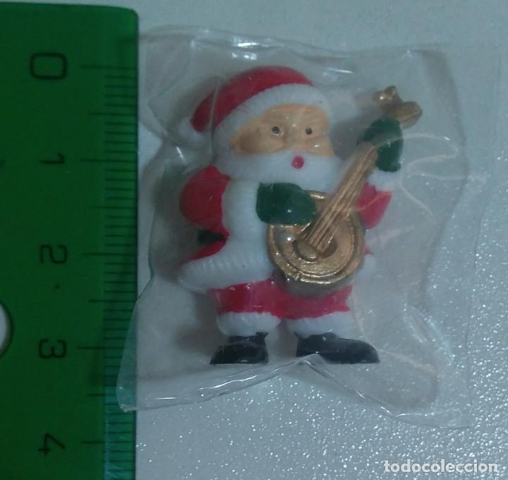 Juguetes antiguos y Juegos de colecci&oacute;n: mu&ntilde;eco mu&ntilde;equito figurita figura mini papa noel mu&ntilde;eco navidad santa claus navide&ntilde;o banjo guitarra