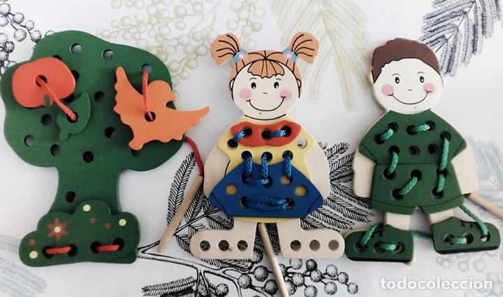 Juguetes antiguos y juegos de colecci&oacute;n: JUGUETE INFANTIL 2 MU&Ntilde;ECAS DE MADERA CON ROPA PARA MONTAR Y UN ARBOL LEINSS GMBH ALEMANIA MIDE 17/13