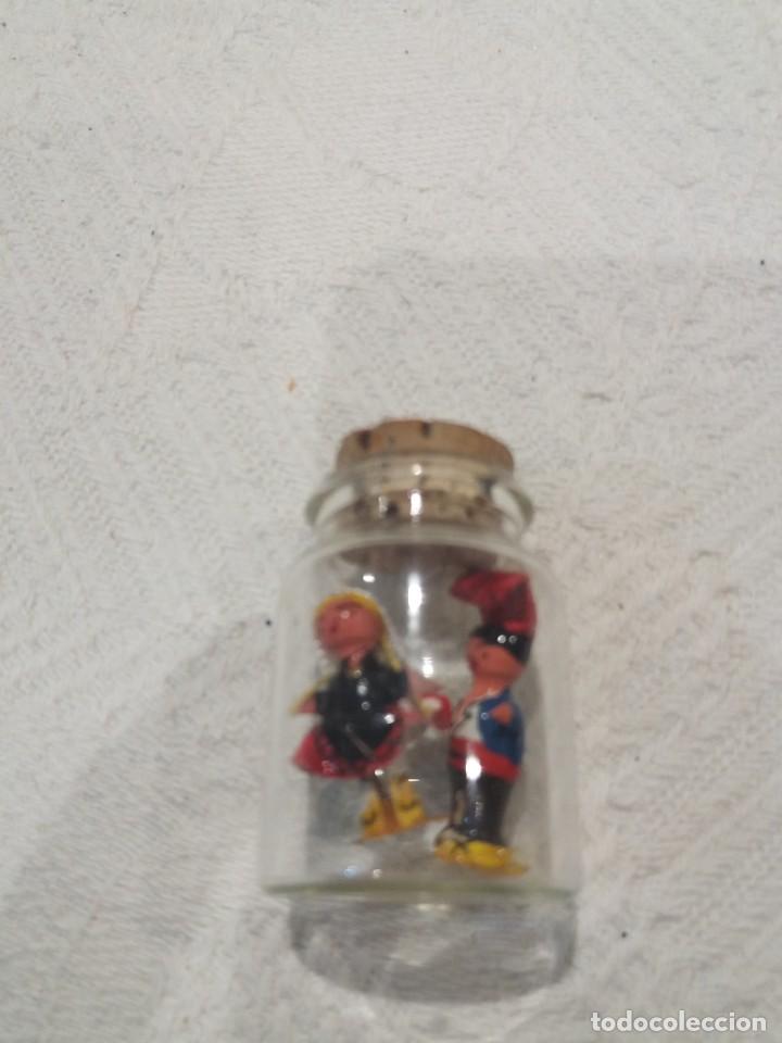 Juguetes antiguos y Juegos de colecci&oacute;n: Pareja de catalanes en botella de cristal 4 cm