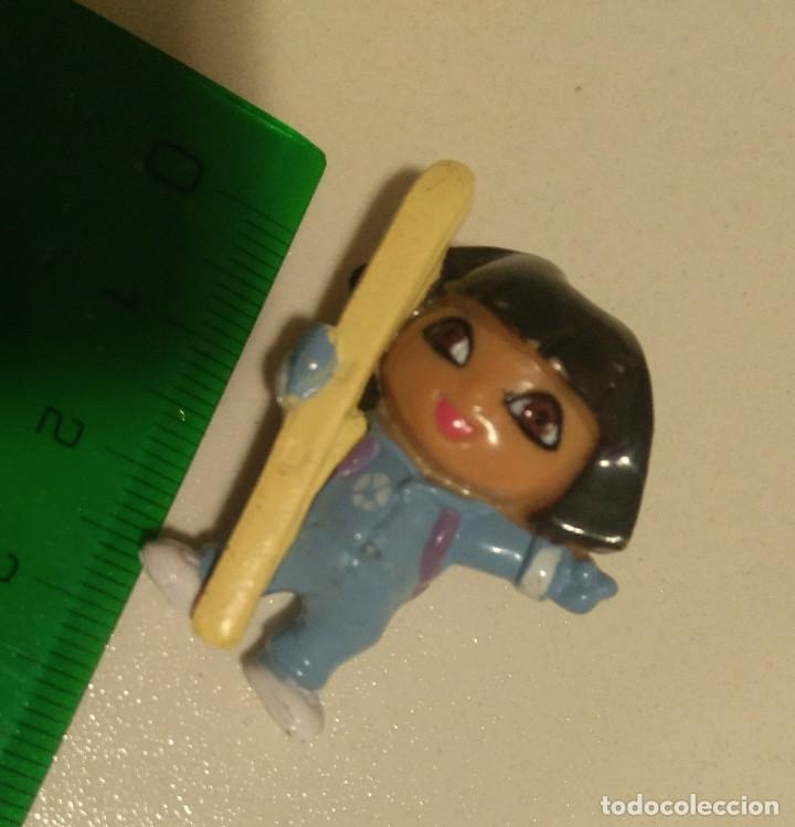 Juguetes antiguos y juegos de colecci&oacute;n: figura mu&ntilde;eco figurita mu&ntilde;equito dora exploradora dora huevo sorpresa miniatura mini esqui