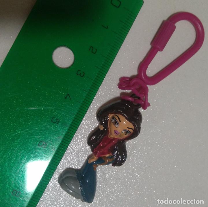 Juguetes antiguos y Juegos de colecci&oacute;n: BRATZ colgante miniatura de dolzi dolzi preziosi preciosi mu&ntilde;eca plana de huevo sorpresa mini