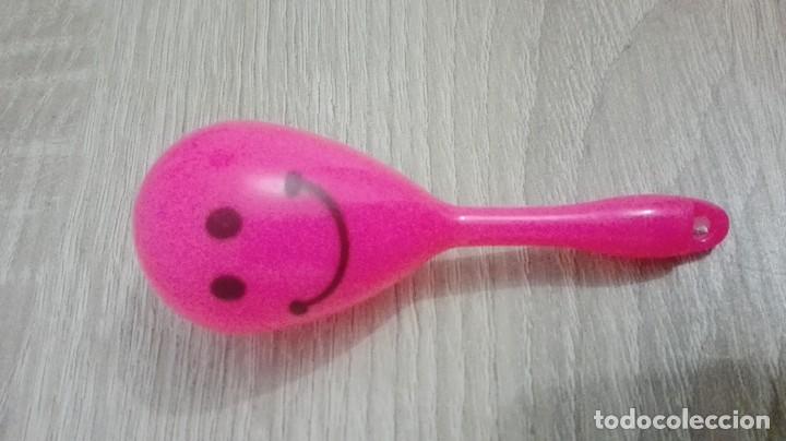 Juguetes antiguos y juegos de colecci&oacute;n: PEQUE&Ntilde;O SONAJERO PVC ROSA CON SONRISA DEL A&Ntilde;O 2017.