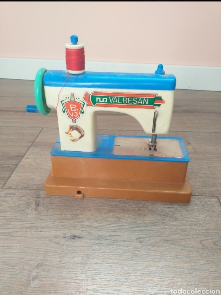 Juguetes antiguos y Juegos de colecci&oacute;n: M&aacute;quina de coser de juguete.