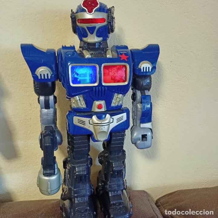 Juguetes antiguos y Juegos de colecci&oacute;n: ROBOT 2005 HAPPY KID TOY CON LUCES Y SONIDOS - 38.CM ALTO