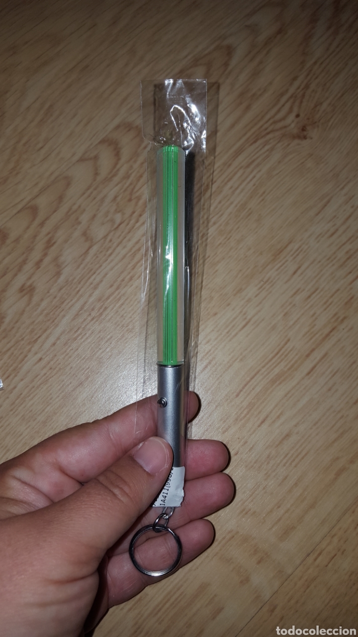 Juguetes antiguos y Juegos de colecci&oacute;n: Llavero luminoso Star Wars sable l&aacute;ser verde