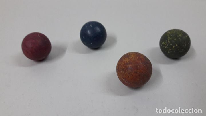 Juguetes antiguos y Juegos de colecci&oacute;n: CUATRO BOLAS - CANICAS GRANDES ANTIGUAS . REALIZADAS EN BARRO COCIDO . DIAMETRO 2,6 CM