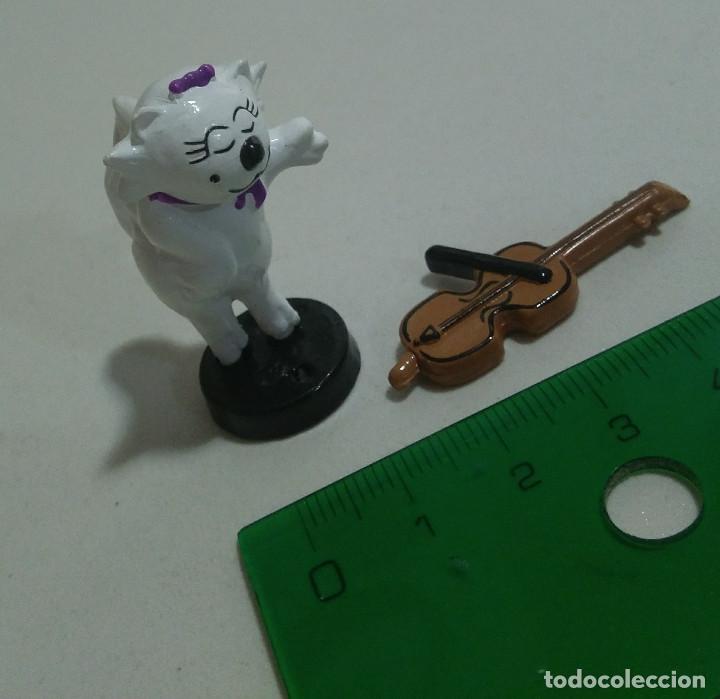 Juguetes antiguos y Juegos de colecci&oacute;n: gato isidoro d huevo sorpresa mu&ntilde;eco figurita mu&ntilde;equito miniatura sonia sonja violinista violin