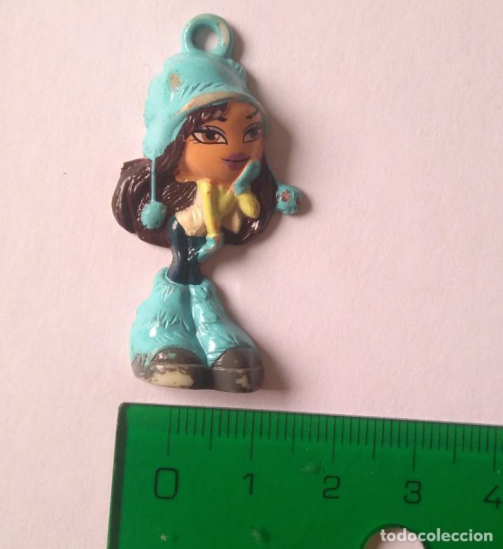 Juguetes antiguos y Juegos de colecci&oacute;n: BRATZ colgante miniatura de dolzi preciosi mu&ntilde;eca plana de huevo sorpresa
