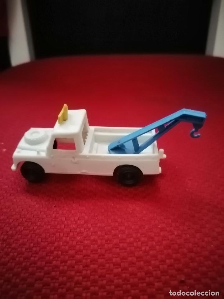 Juguetes antiguos y Juegos de colecci&oacute;n: ANTIGUO LAND ROVER GRUA