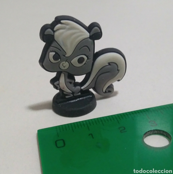Juguetes antiguos y juegos de colecci&oacute;n: Mofeta goma Hasbro peana mu&ntilde;eco figurita figura de huevo sorpresa