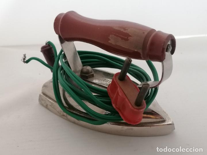 Brinquedos antigos e Jogos de cole&ccedil;&atilde;o: PLANCHA DE JUGUETE, HIERRO Y MADERA, CABLE PARA CONECTAR 125 V, MEDIDAS 10,5 X 6 CM, ALTURA 8 CM