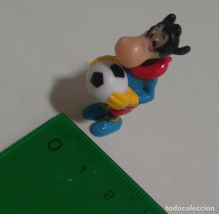 Juguetes antiguos y juegos de colecci&oacute;n: coleccion disney zaini futbol futbolistas figurita miniatura figura mu&ntilde;eco vaca clarabella balon