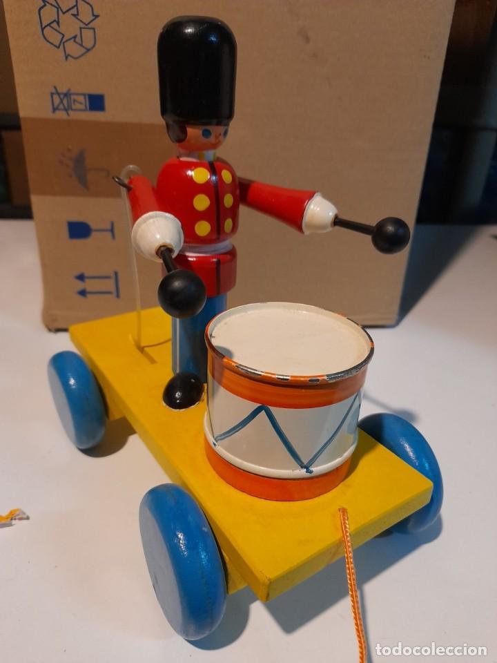 Juguetes antiguos y Juegos de colecci&oacute;n: TAMBORILERO EN CARROMATO ( AL RODAR, PERCUTE SOBRE EL TAMBOR)