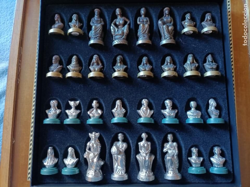 Altes Spielzeug und Spiele: JUEGO DE DAMAS CON LAS FIGURAS DE METAL. MORAS Y CRISTIANAS EN CAJA METACRILATO CON TABLERO.