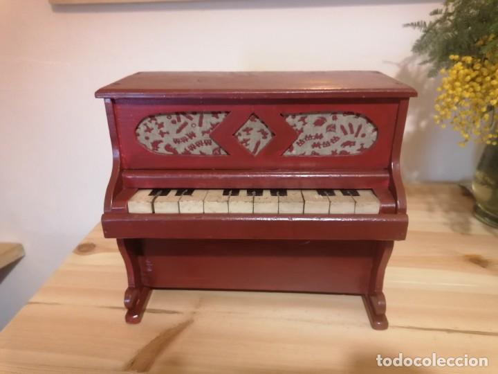 Leilão de Piano de Armário Infantil Antigo