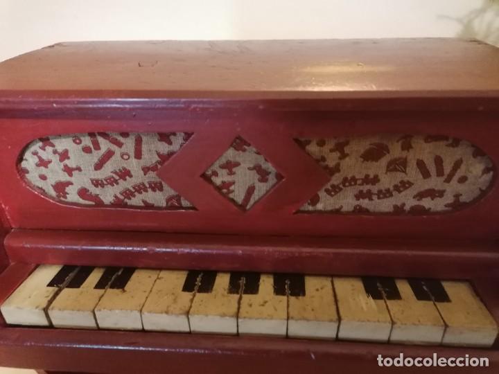 Leilão de Piano de Armário Infantil Antigo