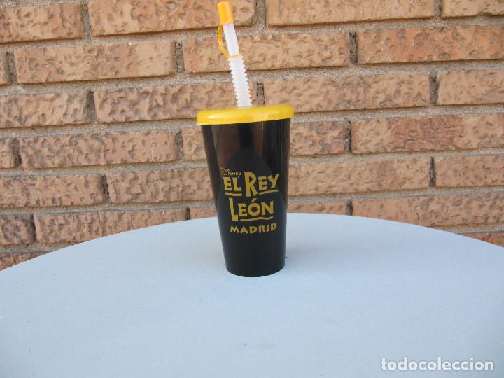 Juguetes antiguos y Juegos de colecci&oacute;n: VASO DISNEY REY LEON MADRID