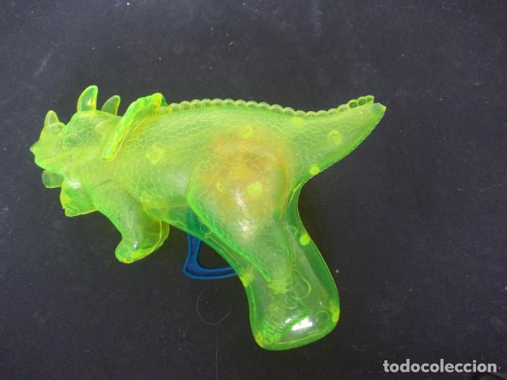 Juguetes antiguos y juegos de colecci&oacute;n: Pistola Dinosaurio verde trasparente