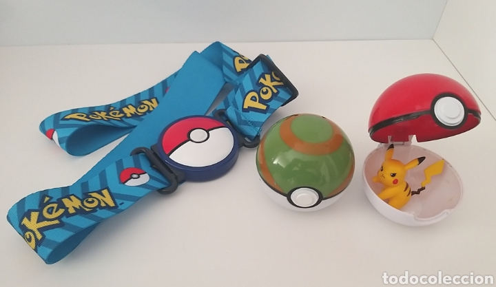 Juguetes antiguos y juegos de colecci&oacute;n: POK&Eacute;MON POKE BALL CINTUR&Oacute;N DE ENTRENAMIENTO. 2 POKE BALLS. FIGURA PIKACHU.