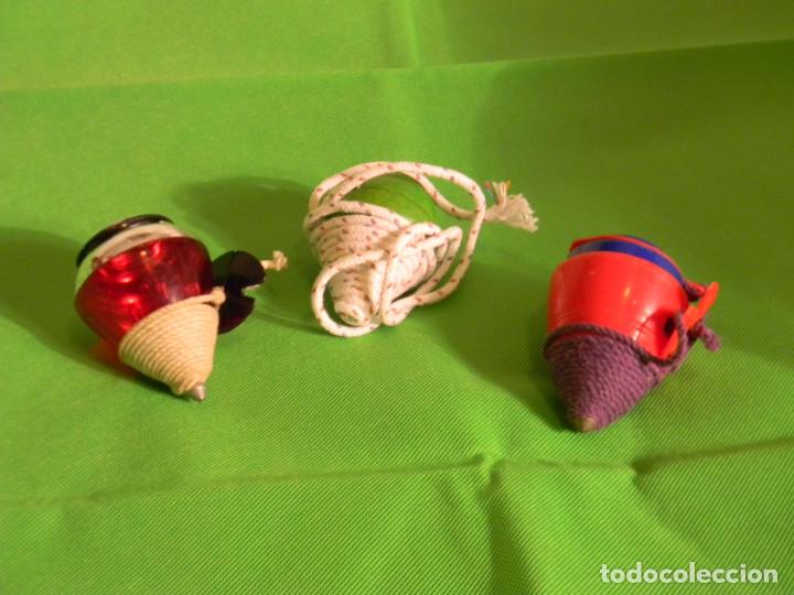 Juguetes antiguos y Juegos de colecci&oacute;n: Lote de tres peonzas
