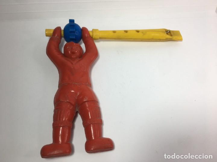 Juguetes antiguos y Juegos de colecci&oacute;n: JUEGO CARRACA FUTBOL SILBATO