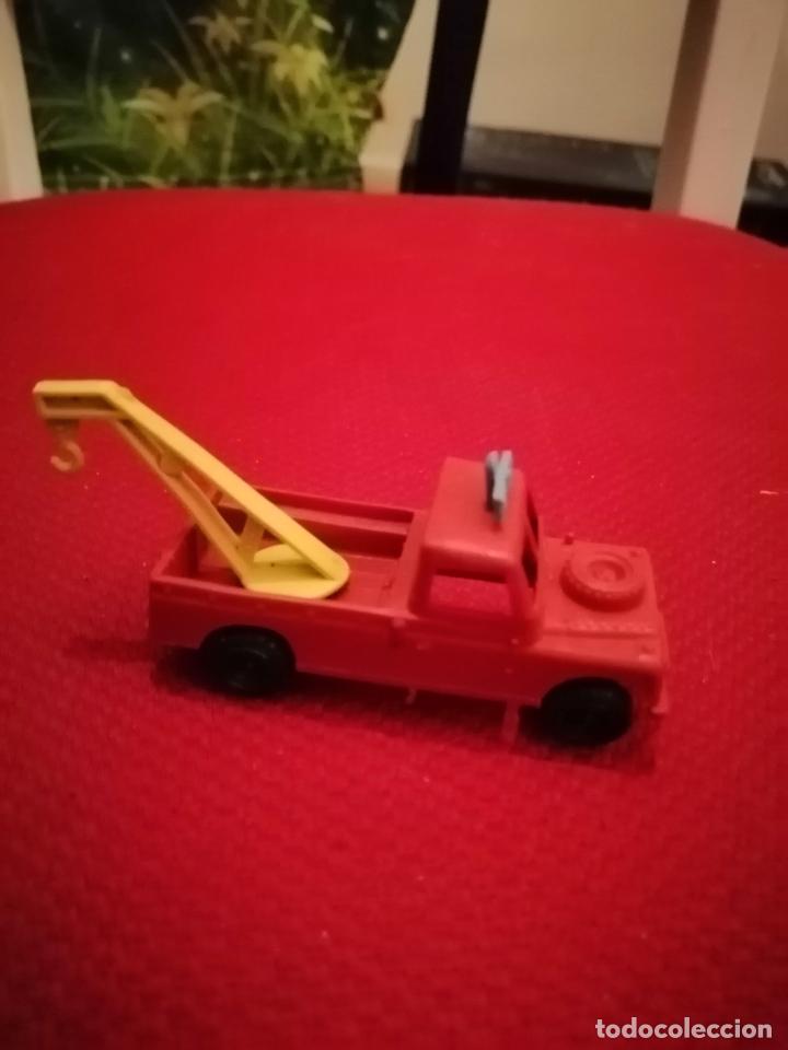 Juguetes antiguos y Juegos de colecci&oacute;n: ANTIGUO LAND ROVER GRUA
