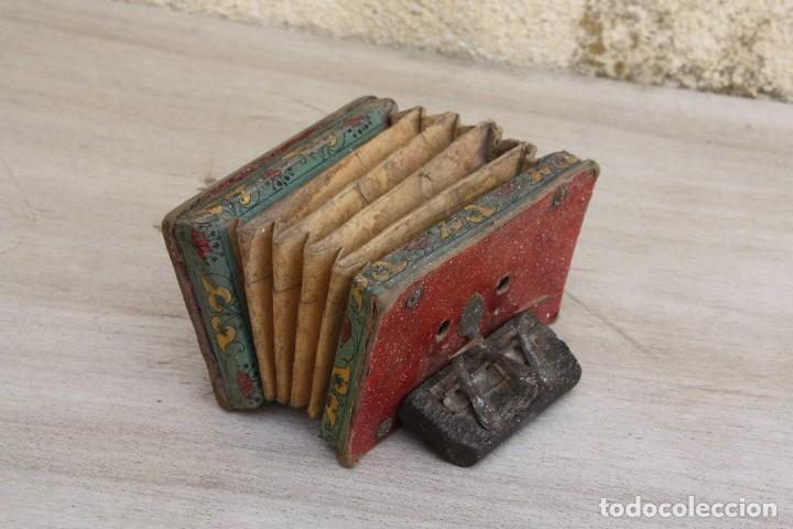Juguetes antiguos y Juegos de colecci&oacute;n: JUGUETE. Precioso acorde&oacute;n realizado en papel pintado y cart&oacute;n. A&ntilde;os 20.