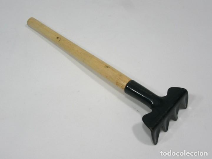 Brinquedos antigos e Jogos de cole&ccedil;&atilde;o: Rastrillo de juguete. Chapa y madera.