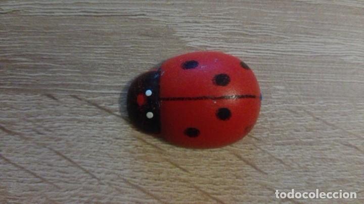 Juguetes antiguos y juegos de colecci&oacute;n: MARIQUITA DE MADERA - PINTADA A MANO - 3 CM X 2 CM - A&Ntilde;O 2010.