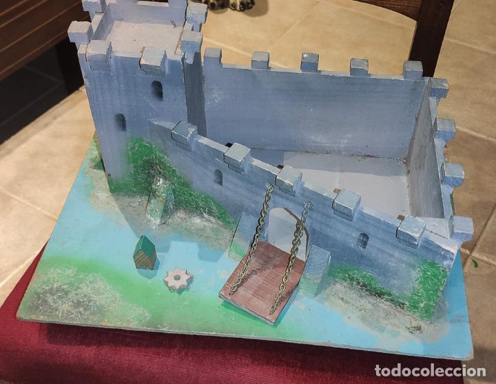 Juguetes antiguos y juegos de colecci&oacute;n: BONITO CASTILLO DE MADERA - Foto 1