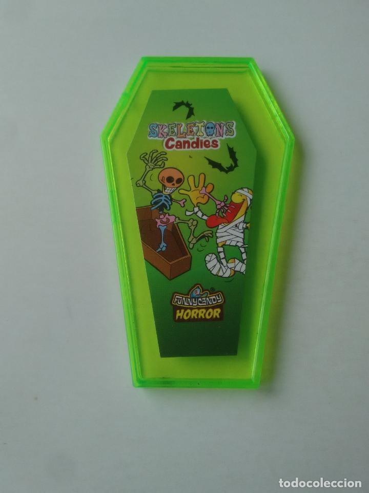 Juguetes antiguos y Juegos de colecci&oacute;n: JUGUETE DE PLASTICO SKELETONS CANDIES FUNNYCANDY HORROR, MIDE UNOS 6 X 10 CM PARECE TAPA ATAUD TUMBA