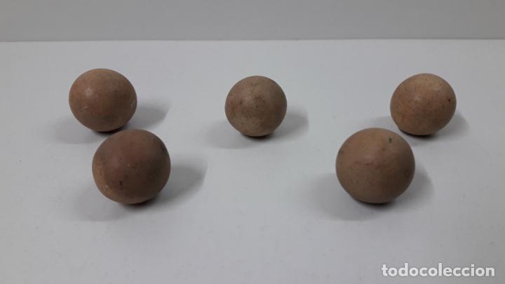 Juguetes antiguos y Juegos de colecci&oacute;n: CINCO BOLAS - CANICAS GRANDES ANTIGUAS . REALIZADAS PIEDRA . DIAMETRO 2,6 CM