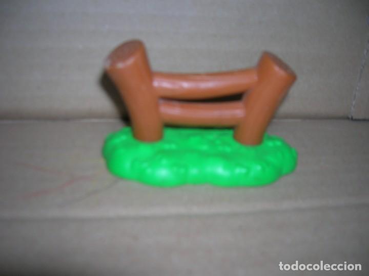 Juguetes antiguos y juegos de colecci&oacute;n: Valla Hasbro, n&ordm; 61281. A&ntilde;o 2005. Mide 8,5 x 5 cm.