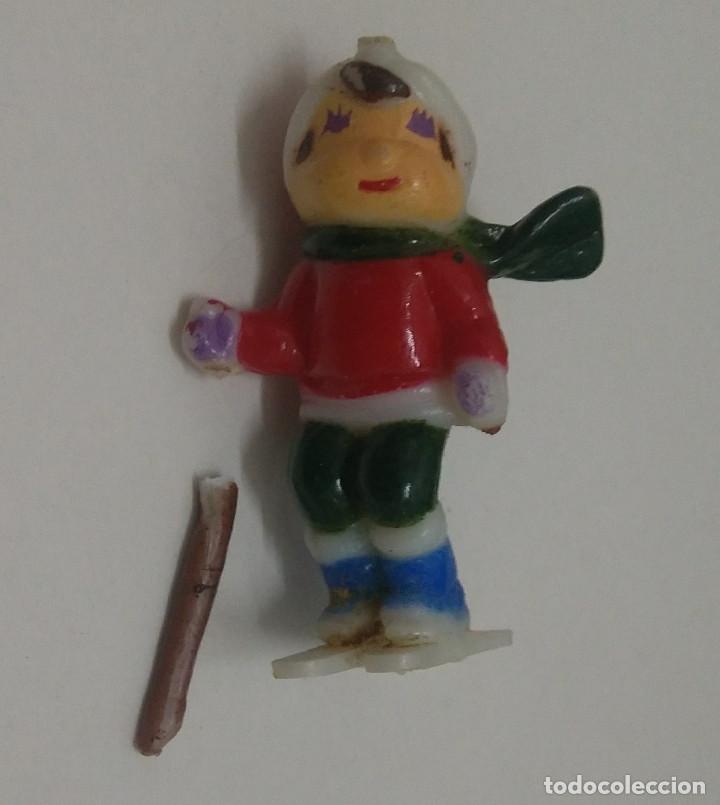 Juguetes antiguos y juegos de colecci&oacute;n: esquiadora mu&ntilde;eco figura esquis esquies mini figura