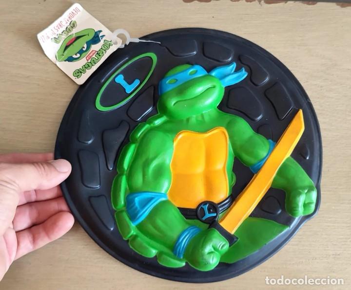 Juguetes antiguos y juegos de colecci&oacute;n: MOLDE o FRISBEE PARA LA PLAYA. LAS TORTUGAS NINJA DE COLECCION CON ETIQUETA ORIGINAL bootleg HASBRO