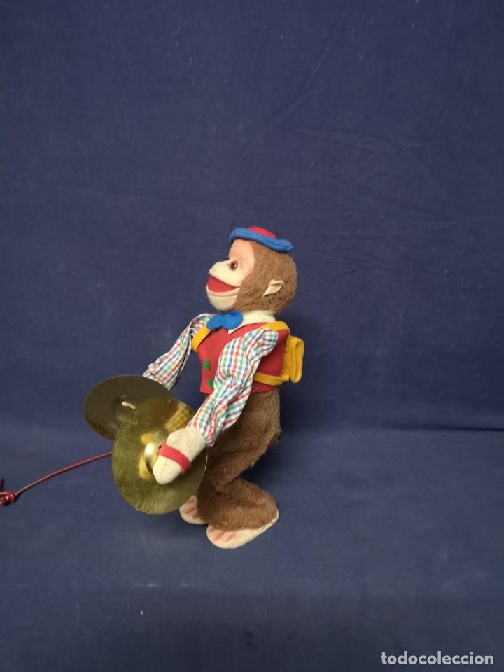 Juguetes antiguos y juegos de colecci&oacute;n: MONO TOCANDO PLATOS - Foto 5