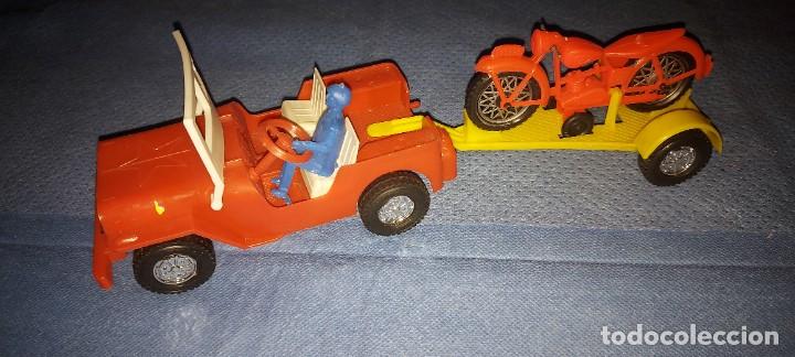 Juguetes antiguos y juegos de colecci&oacute;n: COCHE CON MOTO DE JALVE
