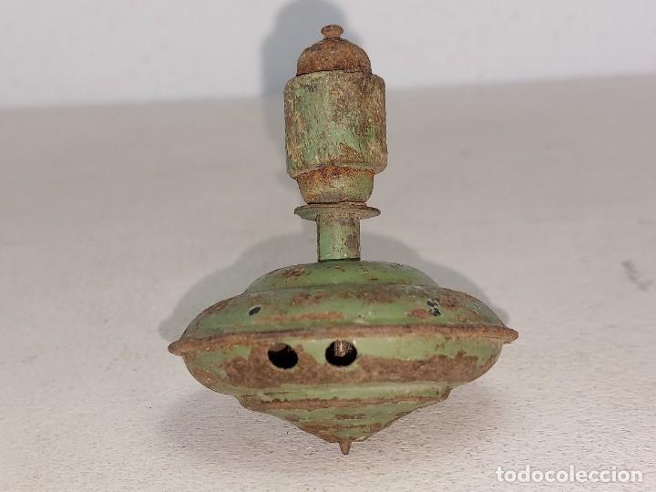 Juguetes antiguos y Juegos de colecci&oacute;n: ANTIGUO TROMPO PEONZA DE HOJALATA Y MADERA PAYA RICO A&Ntilde;OS 40 / 50