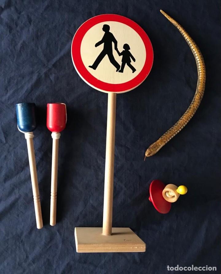 Jouets Anciens et Jeux de collection: GRUPO DE 5 JUGUETES DE MADERA -SERPIENTE,S.TR&Aacute;FICO,ENCESTABOLAS Y PEONZA- LOTE 2. RETRO. A ESTRENAR