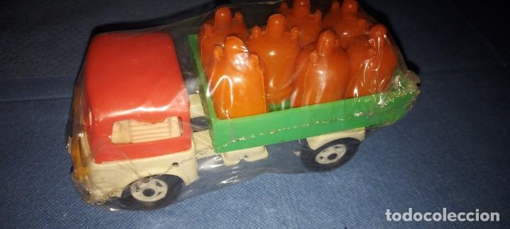 Juguetes antiguos y juegos de colecci&oacute;n: CAMION CON BOMBONAS DE BUTANO