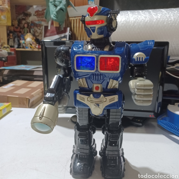 Juguetes antiguos y juegos de colecci&oacute;n: Robot luz sonido y movimiento HAPPY TOYS 2005 FUNCIONANDO leer descripcion