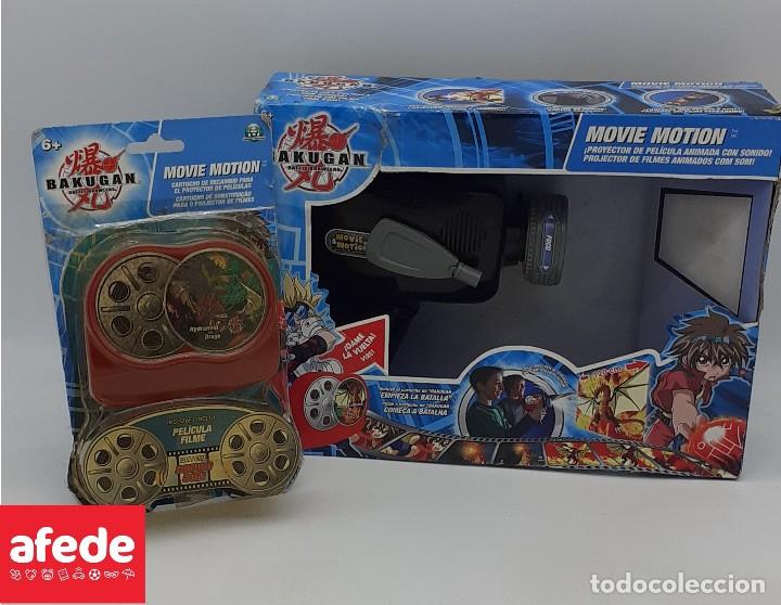 Juguetes antiguos y Juegos de colecci&oacute;n: PROYECTOR DE PEL&Iacute;CULAS BAKUGAN, CON PEL&Iacute;CULA EXTRA. GIOCHI.